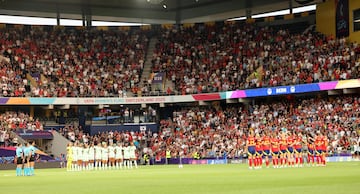 Las selecciones de España y Portugal guardan un emotivo minuto de silencio en memoria de  Diogo Jota.
