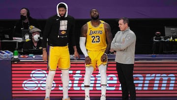 Los Lakers han pasado de ser campeones a caer en primera ronda. El poco descanso, la falta de química y las lesiones han acabado con el objetivo de repetir.