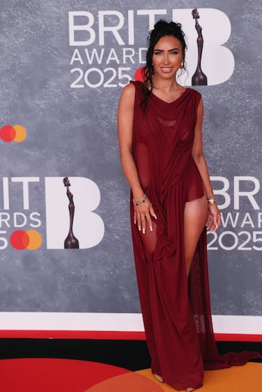 Bre Tiesi posa en la alfombra de los Brit Awards 2025.