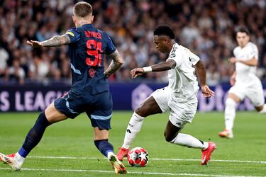 5-0. Gran jugada del conjunto blanco. Empieza en Thibaut Courtois y termina en Vinicius dentro del área austríaca, para definir cruzando el balón al palo largo de Janis Blaswich.
