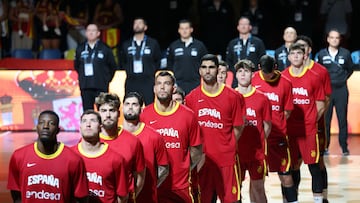 Los jugadores de la Selección, escuchando el himno en Limasol.