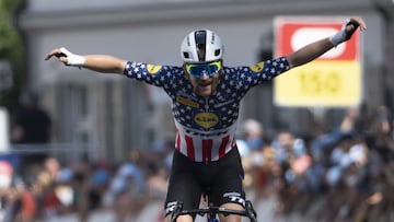 Quinn Simmons cruza la línea de meta de la tercera etapa de la Vuelta a Suiza.