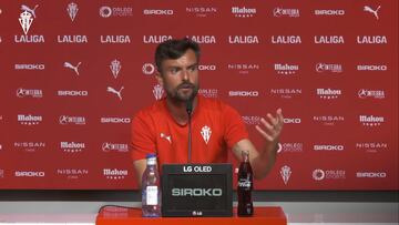 30-08-24. RUBÉN ALBÉS, EN LA RUEDA DE PRENSA EN MAREO ANTES DEL VIAJE DEL SPORTING A ALMERÍA.