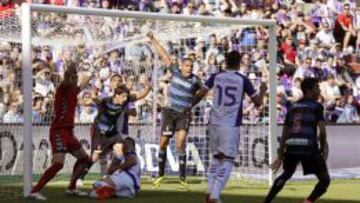 El Valladolid desciende por un autogol que salva al Granada