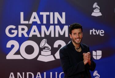 Sebastian Yatra  posando en la alfombra roja de los  Grammy Latino.