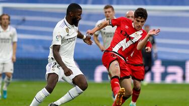 MADRID, 24/05/2023.- El defensa alemán del Real Madrid Antonio Rüdiger (i) lucha con Sergio Pérez Camello, del Rayo Vallecano, durante el encuentro correspondiente a la jornada 36 en Primera División que Real Madrid y Rayo Vallecano disputan hoy miércoles en el estadio Santiago Bernabéu, en Madrid. EFE/ Rodrigo Jiménez