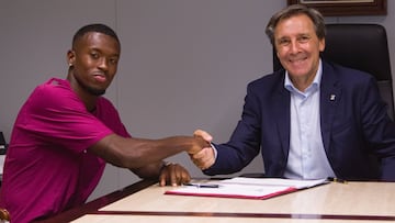 Alassan firma su primer contrato profesional