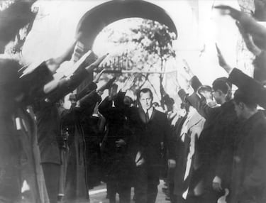 El 15 de marzo de 1936, es encarcelado en Alicante José Antonio Primo de Rivera, hijo del dictador Miguel Primo de Rivera. Fue juzgado por conspiración y rebelión militar contra el gobierno democrático de la Segunda República. Fue condenado a muerte y posteriormente fusilado el 20 de noviembre de 1936, tras el golpe de Estado.