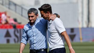 MADRID, 25/05/2024.- Los entrenadores del Rayo Vallecano, lñigo Pérez (d) y del Athletic Ernesto Valverde antes del partido de la jornada 38 de LaLiga EA Sports, este sábado en el estadio de Vallecas. EFE/ Sergio Perez