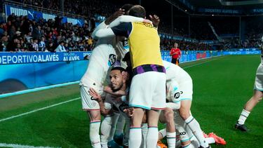 VITORIA , 18/10/2024.- El centrocampista marroquí del Real Valladolid Anuar (c) celebra tras anotar un tanto durante el partido de LaLiga entre el Alavés y el Real Valladolid, este viernes en el estadio de Mendizorroza. EFE/ ADRIAN RUIZ HIERRO