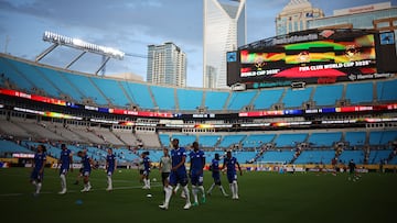 Soccer Football - FIFA Club World Cup - Round of 16 - Benfica v Chelsea - Bank of America Stadium, Charlotte, North Carolina, U.S. - June 28, 2025 Chelsea players warm up before the match is restarted after a weather delay REUTERS/Agustin Marcarian