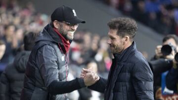 Kloop y Simeone se saludan antes del Liverpool-Atlético de Anfield.