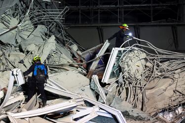 Un equipo de rescate busca víctimas en un edificio que se derrumbó después de que un fuerte terremoto sacudiera el centro de Myanmar.