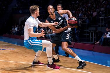 Anthony Randolph y Andreas Obst.