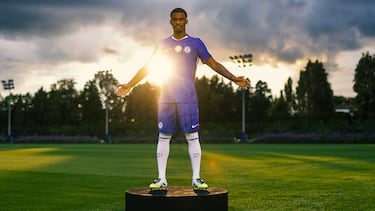 Destaca por su velocidad, su buen pase y su gran físico, que le permiten ser un defensor sólido y, a la vez, una pieza clave en la construcción del juego de su equipo. Formado en la prestigiosa cantera del Ajax de Ámsterdam. El club inglés ha pagado más de 44 millones de euros para hacerse con el neerlandés.
