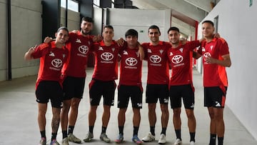 Varios jugadores del Mirandés posan para AS antes del inicio de la final por el ascenso.