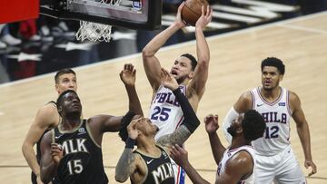 Los Hawks irrumpen por Simmons