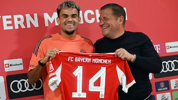 Soccer Football - Bayern Munich unveil Luis Diaz - Munich, Germany - July 31, 2025 Bayern Munich's Luis Diaz holds up his new shirt with director of sport Max Eberl during the press conference REUTERS/Angelika Warmuth