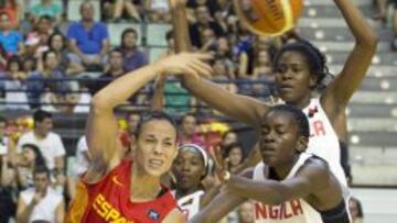 Nuria Martínez , máxima anotadora del partido con 16 puntos pasa el balón ante la jugadora angoleña, Helena Francisco.