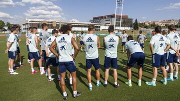 Luis Enrique se dirige a sus jugadores en el primer entrenamiento en grupo de la semana celebrado hoy sábado 12 de junio en La Ciudad del Fútbol de Las Rozas.
