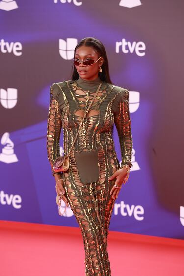 La cantante Xênia França posa durante el photocall previo a la gala de entrega de los Latin Grammy 2023, en el Palacio de Congresos de Sevilla.
