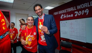 Scariolo celebra con Jorge Garbajosa, presidente de la FEB, el título de campeones del mundo. Scariolo dirigió a Garbajosa como jugador y luego le tuvo como jefe en la Federación.