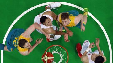 Bairstow y Motum rodean a Jianlian.