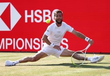 El tenista Corentin Moutet se estira, hasta casi formar un ángulo de 180 grados con sus piernas extendidas, para devolver una bola al estadounidense Taylor Fritz, durante el partido de primera ronda del ATP 500 de Queen’s. Además de imponerse 6-7 (5), 7-6 (7) y 7-5, el francés hizo gala de una elasticidad propia de un gimnasta sobre la hierba londinense. 
