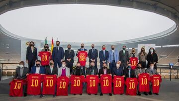 Foto de familia con el acuerdo entre la Junta de Andalucía y la Federación Española de Fútbol.