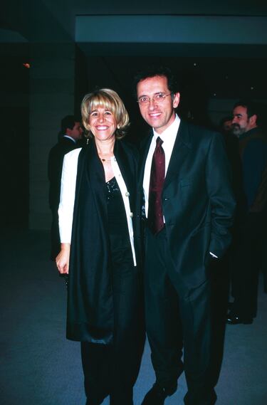 El periodista y presentador español de programas de televisión junto a su mujer, Rosa Palau, en un acto de marzo del 2003.