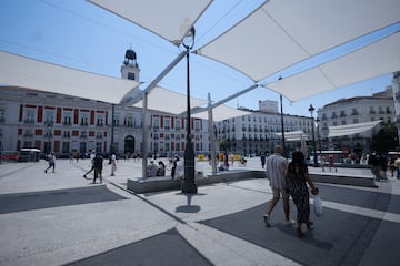 Toldos instalados por el Ayuntamiento de Madrid en la Puerta del Sol. El Ayuntamiento de Madrid defiende la instalación de toldos desmontables en la Puerta del Sol, argumentando que es un Bien de Interés Cultural (BIC) donde no se pueden plantar árboles ni instalar estructuras permanentes.
02 JULIO 2025
Eduardo Parra / Europa Press
02/07/2025