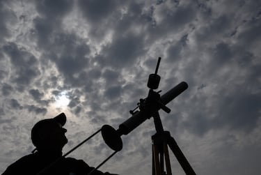 Ronald Domke, astrónomo de Hoppby, espera junto a un refractor el comienzo de un eclipse solar parcial.