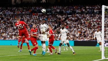 1-1. Córner al segundo palo que Jamie Leweling prolonga al ladro contrario, encuentra a al dorsal 26 y remata de cabeza cruzado superando a Thibaut Courtois.