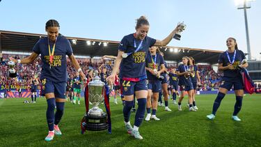 Las jugadoras del Barcelona celebran el triunfo y su undécima Copa de la Reina.En la imagen, Vicky López y Ona Batlle.