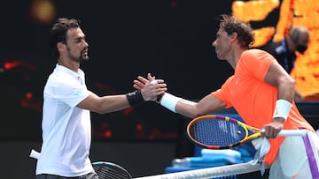 Los tenistas Fabio Fognini y Rafa Nadal se saludan tras su partido en el Open de Australia 2021.