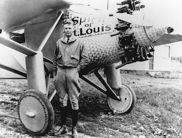En mayo, Charles Lindbergh, a bordo del 'Spirit of St. Louis' realizó el primer vuelo entre Norteamérica y el continente europeo al realizar un vuelo entre Nueva York y París que duró 33 horas y 32 minutos. Era el primer vuelo sin escalas oeste-este entre América y Europa, previamente en 1922, los portugueses Gago Coutinho y Sacadura Cabral, habían hecho la ruta Lisboa-Río de Janeiro utilizando tres aeronaves. En 1926 el español Ramón Franco realizó un vuelo con escalas entre Palos de la Frontera (Huelva) y Buenos Aires, a bordo del 'Plus Ultra' junto a otros tres tripulantes.