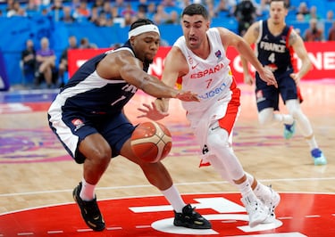 Su debut en el EuroBasket llegó como premio a una carrera constante. Jugó poco, sin espacio para brillar en un grupo que explotó sin aviso. Fuera de la selección desde entonces, mira desde lejos el nuevo ciclo. Fue parte de aquel milagro, aunque su paso quedara en segundo plano.
