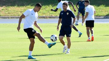 Rubi entrenador de la UD Almería junto a Kaiky durante el entrenamiento de hoy