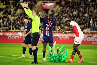 Wilfried Singo jugador del Mónaco golpeó con la bota el rostro de Donnarumma, el guardameta italiano fue atendido en el terreno de juego y no pudo continuar en el terreno de juego.