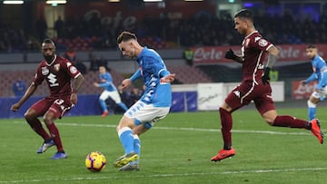 Fabian Ruiz golpea el balón ante el Torino FC