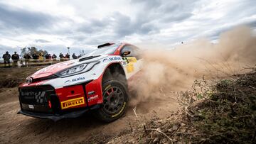 Alejandro Cachón, con el Toyota en Cataluña.