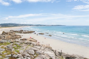 Uno de los arenales más famosos y extensos de Galicia. Sus más de 2 kilómetros de longitud, sus dunas y su oleaje la hacen perfecta para practicar surf y otros deportes acuáticos. Es un lugar ideal para largos paseos.