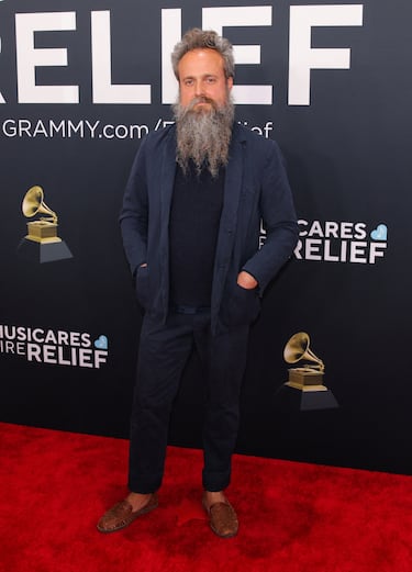 Iron & Wine posa en la alfombra roja de los Grammys 2025 en ell Crypto.com Arena situado en la ciudad de Los Ángeles, en California.