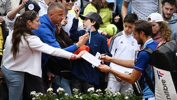 Medvedev cumple, Tsitsipas sufre y Tsonga se despide