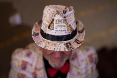 Una persona disfrazada posa durante el sorteo de la lotería de Navidad.