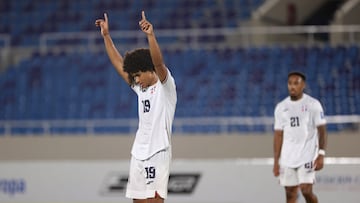 EVE6407. SANTO DOMINGO (REPÚBLICA DOMINICANA), 10/06/2025.- Peter González (i) de República Dominicana celebra un gol ante Dominica este martes, en un partido por las eliminatorias de la Concacaf para el Mundial 2026 entre las selecciones de República Dominicana y Dominica en el estadio Olímpico Félix Sánchez en Santo Domingo (República Dominicana). EFE/ Orlando Barria