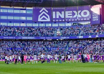 Los jugadores del Valladolid celebran con la afición el regreso a Primera División.