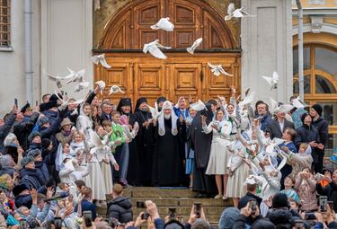 En esta foto difundida por el Servicio de Prensa de la Iglesia Ortodoxa Rusa, el Patriarca Kirill (centro) libera un pájaro celebrando la Anunciación, antes de la celebración de la Pascua Ortodoxa frente a la Catedral de la Anunciación en el Kremlin de Moscú, Rusia. 