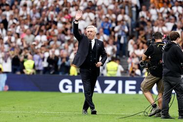 Emocionante despedida de la afición en el Bernabéu a Carlo Ancelotti. 