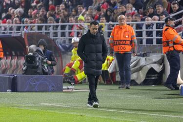 Xavi Hernández cabizbajo y pensativo durante el partido.